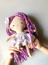 Carica l'immagine nel visualizzatore di Gallery, BAMBOLA realizzata a mano e personalizzabile