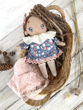 Carica l'immagine nel visualizzatore di Gallery, MINI DOLL. Bambola di pezza con capelli di lana e vestito in cotone fantasia fiori.