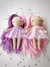 Carica l'immagine nel visualizzatore di Gallery, BAMBOLA di STOFFA con capelli di lana e vestito in cotone fantasia