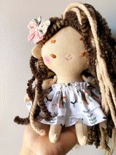 Carica l'immagine nel visualizzatore di Gallery, BAMBOLA di stoffa, capelli in lana, viso ricamato a mano