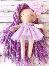 Carica l'immagine nel visualizzatore di Gallery, BAMBOLA di STOFFA con capelli di lana e vestito in cotone fantasia