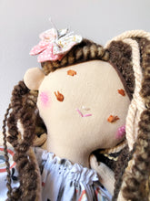 Carica l'immagine nel visualizzatore di Gallery, BAMBOLA di stoffa, capelli in lana, viso ricamato a mano
