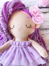 Carica l'immagine nel visualizzatore di Gallery, BAMBOLA di STOFFA con capelli di lana e vestito in cotone fantasia