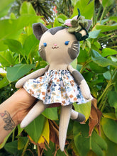 Carica l'immagine nel visualizzatore di Gallery, GATTO di stoffa con decorazioni in feltro