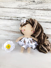 Carica l'immagine nel visualizzatore di Gallery, BAMBOLA di stoffa, capelli in lana, viso ricamato a mano