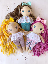 Carica l'immagine nel visualizzatore di Gallery, MINI DOLL. Bambola di pezza con capelli di lana e vestito in cotone fantasia fiori.