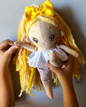 Carica l'immagine nel visualizzatore di Gallery, BAMBOLA di STOFFA con capelli di lana e vestito in cotone fantasia