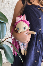 Carica l'immagine nel visualizzatore di Gallery, MINI DOLL. Bambola di pezza con capelli di lana e vestito in cotone fantasia fiori.
