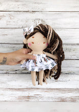 Carica l'immagine nel visualizzatore di Gallery, BAMBOLA di stoffa, capelli in lana, viso ricamato a mano
