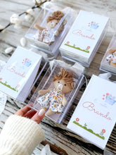 Carica l'immagine nel visualizzatore di Gallery, BOMBONIERE PERSONALIZZATE con bamboline artigianali

