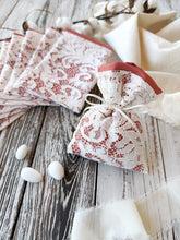 Carica l'immagine nel visualizzatore di Gallery, SACCHETTA SARTORIALE porta confetti in macramè
