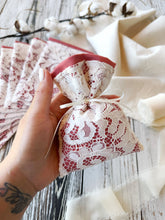 Carica l'immagine nel visualizzatore di Gallery, SACCHETTA SARTORIALE porta confetti in macramè
