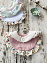 Carica l&#39;immagine nel visualizzatore di Gallery, BAVAGLINO con volant in mussola e nido d&#39;ape per neonato
