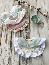 Carica l&#39;immagine nel visualizzatore di Gallery, BAVAGLINO con volant in mussola e nido d&#39;ape per neonato
