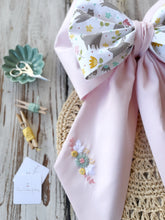 Carica l'immagine nel visualizzatore di Gallery, FIOCCO NASCITA PERSONALIZZATO base rosa con bamboline e nome ricamato a mano
