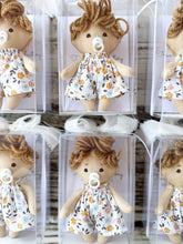 Carica l'immagine nel visualizzatore di Gallery, BOMBONIERE PERSONALIZZATE con bamboline artigianali
