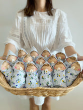 Carica l'immagine nel visualizzatore di Gallery, BOMBONIERE PERSONALIZZATE con bamboline artigianali
