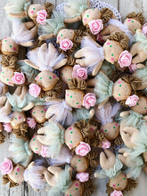 Carica l'immagine nel visualizzatore di Gallery, BOMBONIERE PERSONALIZZATE con bamboline artigianali
