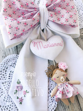 Carica l&#39;immagine nel visualizzatore di Gallery, FIOCCO NASCITA PERSONALIZZATO base rosa con bamboline e nome ricamato a mano
