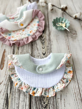 Carica l&#39;immagine nel visualizzatore di Gallery, BAVAGLINO con volant in mussola e nido d&#39;ape per neonato
