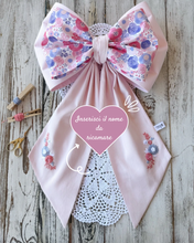 Carica l&#39;immagine nel visualizzatore di Gallery, FIOCCO NASCITA PERSONALIZZATO base rosa con bamboline e nome ricamato a mano
