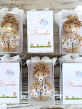 Carica l'immagine nel visualizzatore di Gallery, BOMBONIERE PERSONALIZZATE con bamboline artigianali
