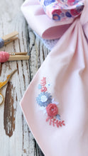 Carica l&#39;immagine nel visualizzatore di Gallery, FIOCCO NASCITA PERSONALIZZATO base rosa con bamboline e nome ricamato a mano
