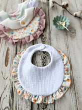 Carica l&#39;immagine nel visualizzatore di Gallery, BAVAGLINO con volant in mussola e nido d&#39;ape per neonato
