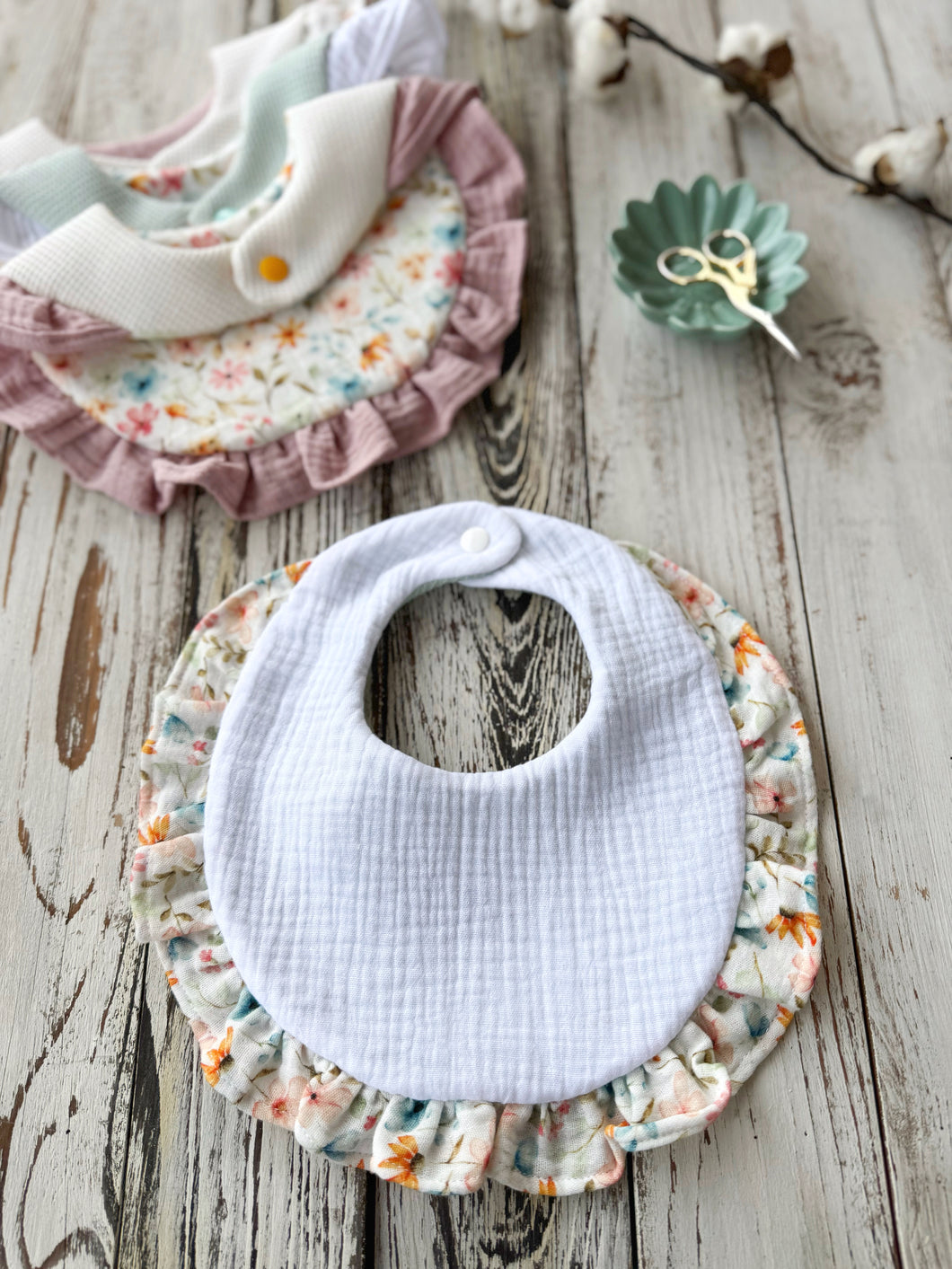 BAVAGLINO con volant in mussola e nido d'ape per neonato