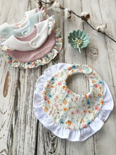 Carica l&#39;immagine nel visualizzatore di Gallery, BAVAGLINO con volant in mussola e nido d&#39;ape per neonato
