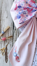 Carica l&#39;immagine nel visualizzatore di Gallery, FIOCCO NASCITA PERSONALIZZATO base rosa con bamboline e nome ricamato a mano
