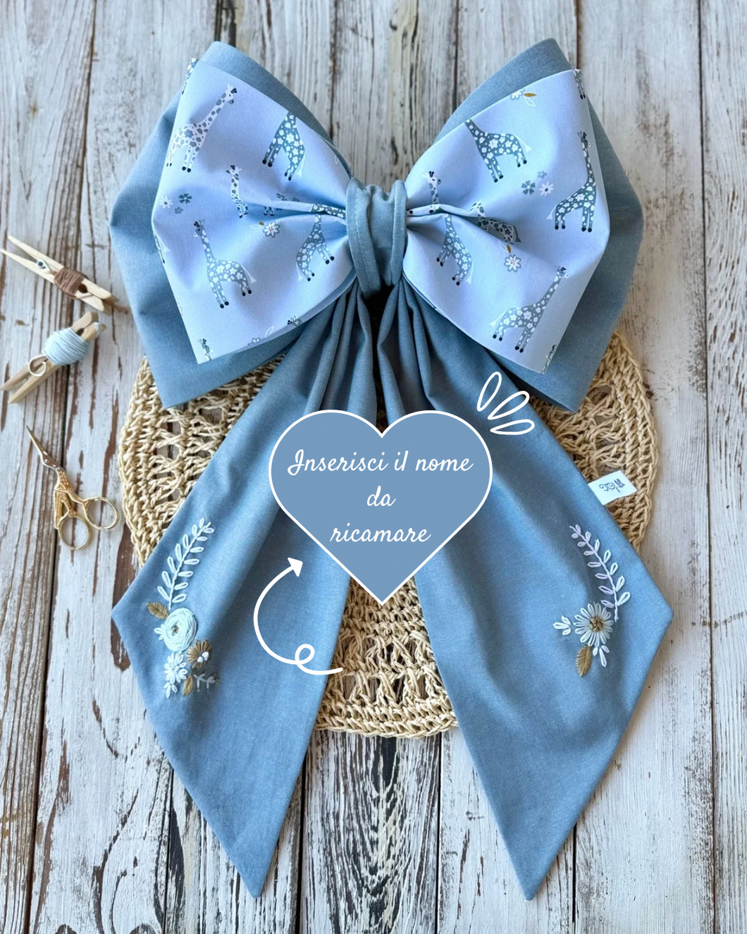 FIOCCO NASCITA PERSONALIZZATO base blu con bamboline e nome ricamato a mano